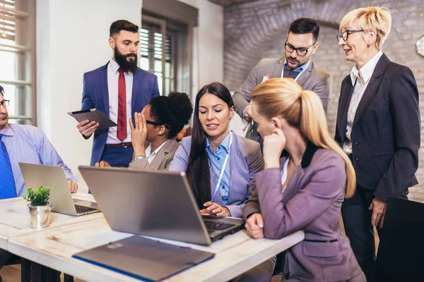 Kreativa Mångsidiga Kollegor Laget Diskutera Online Projekt Använda Dator Arbetsplatsen — Stockfoto