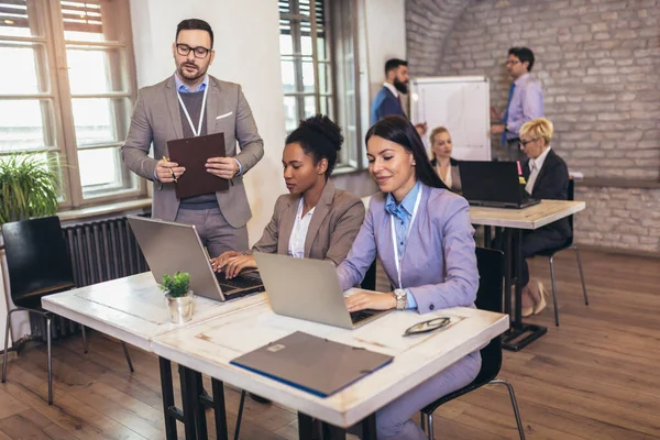 Team Colleghi Creativi Discute Uso Del Computer Sul Posto Lavoro — Foto Stock