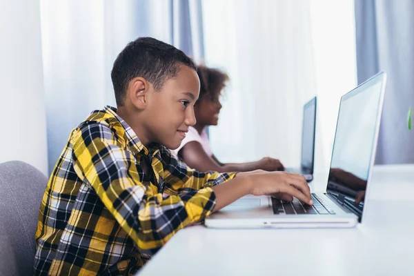 Studenții Elementari Afro Americani Care Utilizează Computerul Urmează Cursuri Online — Fotografie, imagine de stoc