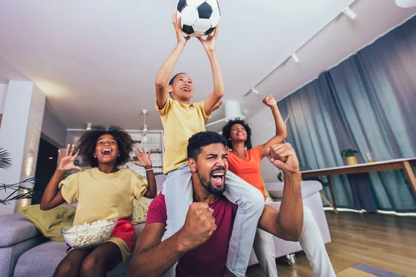 Glückliche Afrikanisch Amerikanische Familie Schaut Fußballspiel Heimischen Wohnzimmer Fernsehen — Stockfoto