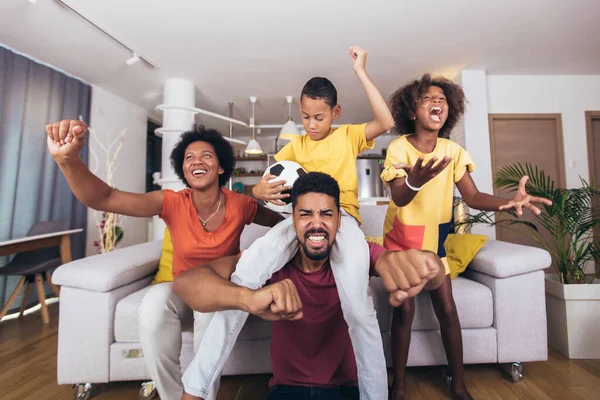 Щаслива Африканська Родина Дивиться Футбольний Матч Телевізору Вдома — стокове фото