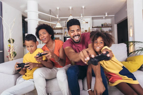 Familia Afroamericana Jugando Videojuegos Juntos Divirtiéndose Casa — Foto de Stock