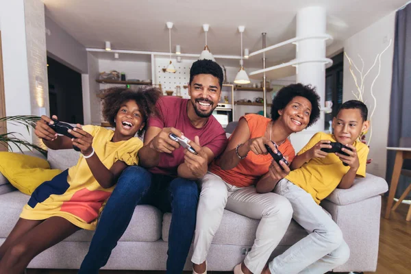 Familia Afroamericana Jugando Videojuegos Juntos Divirtiéndose Casa — Foto de Stock