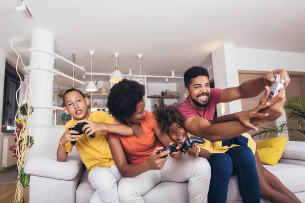 Familia Afroamericana Jugando Videojuegos Juntos Divirtiéndose Casa — Foto de Stock