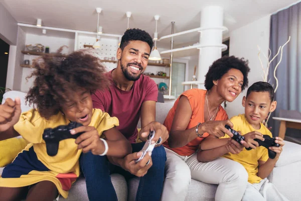 Familia Afroamericana Jugando Videojuegos Juntos Divirtiéndose Casa —  Fotos de Stock