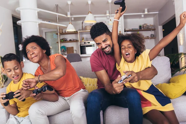 Familia Afroamericana Jugando Videojuegos Juntos Divirtiéndose Casa —  Fotos de Stock