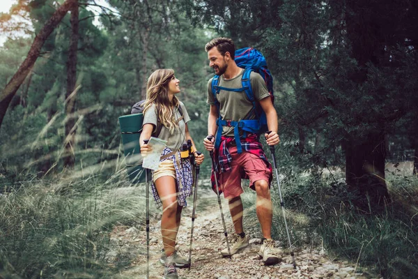 Junge Wanderer Lächeln Glücklich Beim Waldspaziergang Während Der Zeltreise — Stockfoto