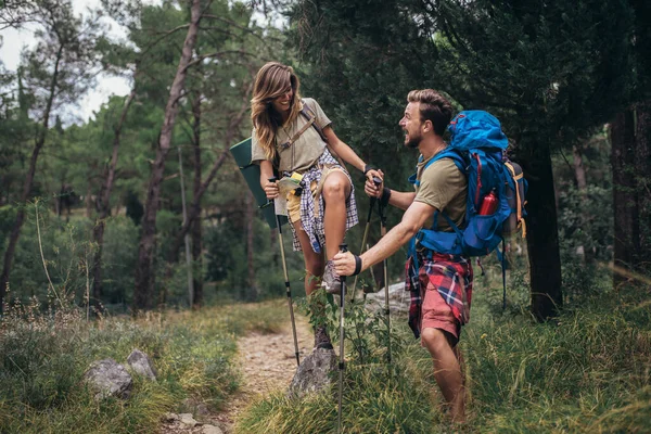 Junge Wanderer Lächeln Glücklich Beim Waldspaziergang Während Der Zeltreise — Stockfoto