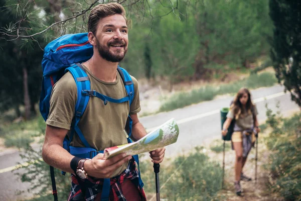 Paio Escursioni Nella Foresta Utilizzando Mappa Ottenere Una Buona Direzione — Foto Stock