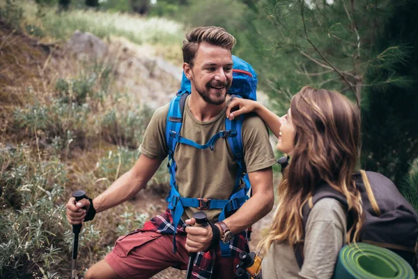 Jóvenes Excursionistas Sonriendo Felices Caminando Bosque Durante Viaje Campamento —  Fotos de Stock