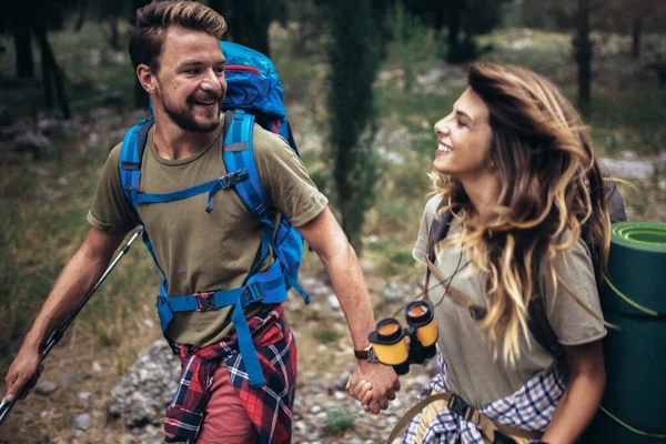 Jóvenes Excursionistas Sonriendo Felices Caminando Bosque Durante Viaje Campamento — Foto de Stock