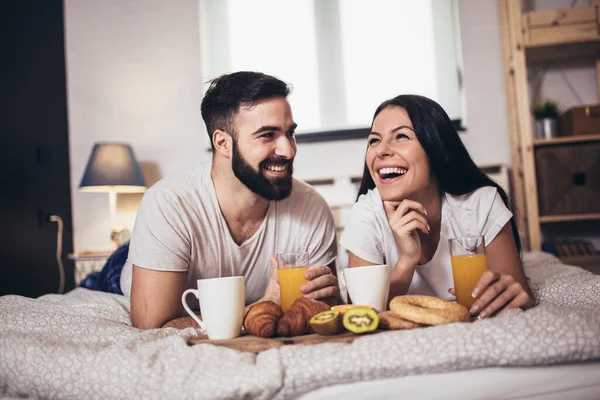 可爱的夫妇在卧室里吃早餐和喝咖啡 — 图库照片