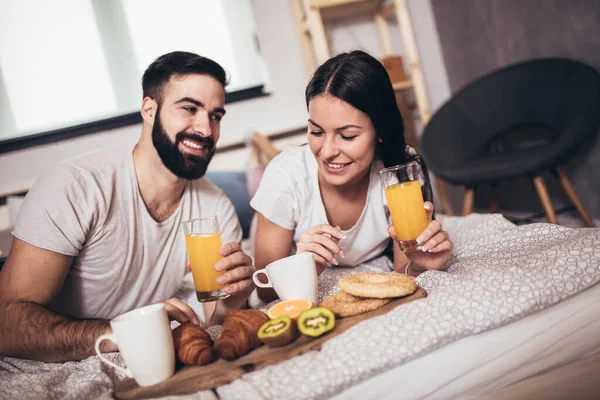 可爱的夫妇在卧室里吃早餐和喝咖啡 — 图库照片
