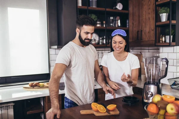 Porträtt Ett Ungt Kärleksfullt Par Som Gör Frukost Hemma — Stockfoto