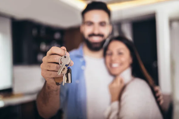 Paar Zeigt Schlüssel Für Neues Zuhause — Stockfoto