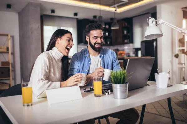 Alegre Amante Joven Pareja Utilizando Ordenador Portátil Análisis Sus Finanzas — Foto de Stock