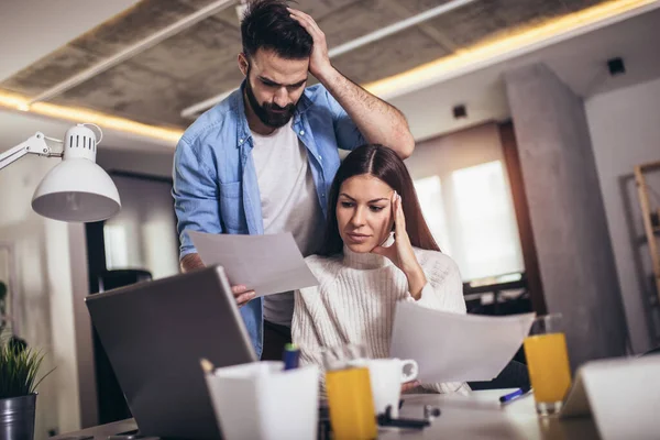 Alegre Amante Joven Pareja Utilizando Ordenador Portátil Análisis Sus Finanzas — Foto de Stock