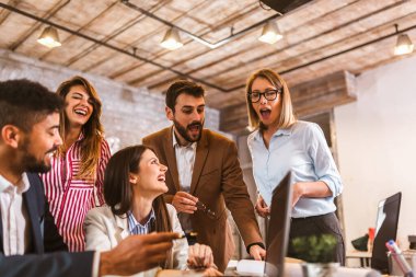 İş projesi ekibi laptopla toplantı odasında birlikte çalışıyor..