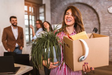 İş ekibi yeni bir çalışanla tanışıyor.