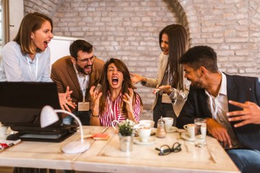 Ortak projedeki işbirliği sorunlarını çözerken birbirine bağıran öfkeli duygusal gençler..