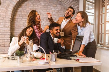 İş projesi ekibi laptopla toplantı odasında birlikte çalışıyor..