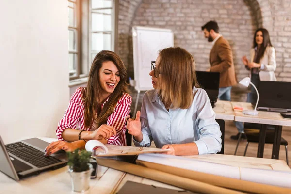 Jóvenes Emprendedores Que Cooperan Mientras Revisan Informes Negocios Oficina — Foto de Stock