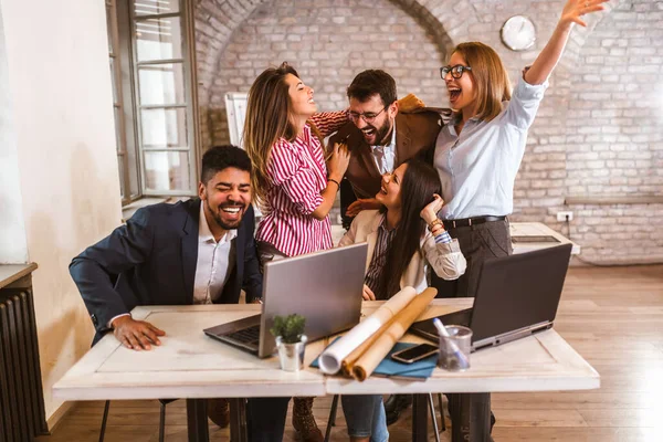 Geschäftsprojektteam Arbeitet Besprechungsraum Büro Mit Laptop Zusammen — Stockfoto