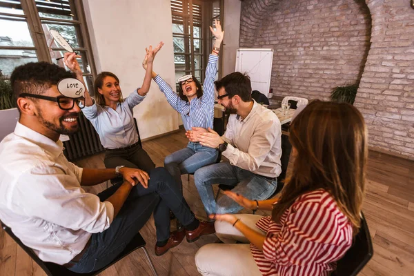 Equipe Negócios Divertindo Treinamento Corporativo Atividade Construção Equipe Engraçada Jogando — Fotografia de Stock