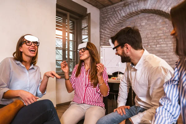 Equipe Negócios Divertindo Treinamento Corporativo Atividade Construção Equipe Engraçada Jogando — Fotografia de Stock