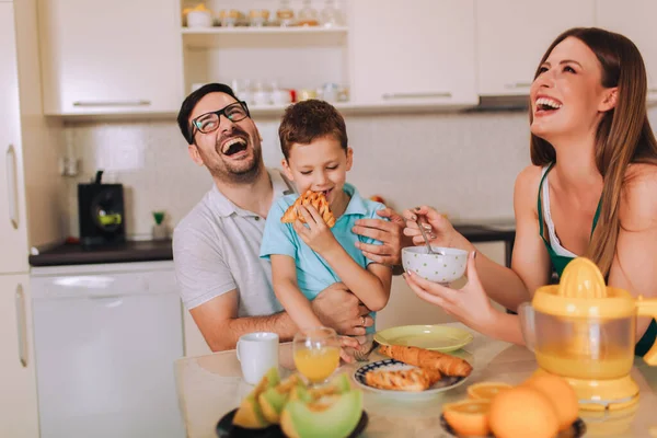 Familia Feliz Desayunando Casa Mesa Cocina —  Fotos de Stock