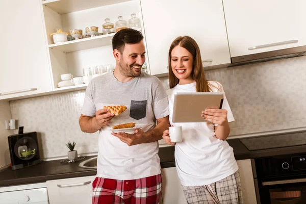 Pareja Joven Websurf Con Tableta Cocina Casera — Foto de Stock