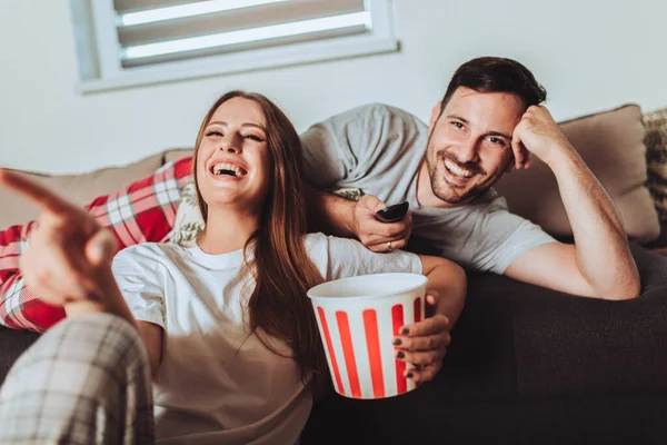 Pareja Joven Viendo Televisión Sofá Casa — Foto de Stock