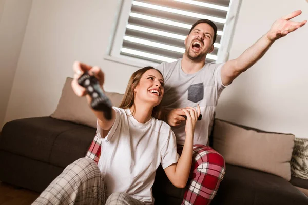 Hermosa Pareja Joven Vestida Pijama Jugando Videojuegos Casa —  Fotos de Stock