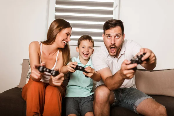 Смеющаяся Семья Играет Видеоигры Гостиной — стоковое фото