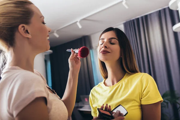 Make Kunstenaar Werk Haar Vriend — Stockfoto