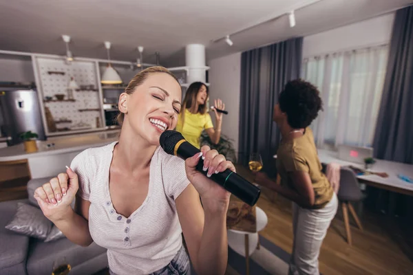 Young Womanl Singing Microphone Home Party Having Fun Bachelorette Party — Stock Photo, Image