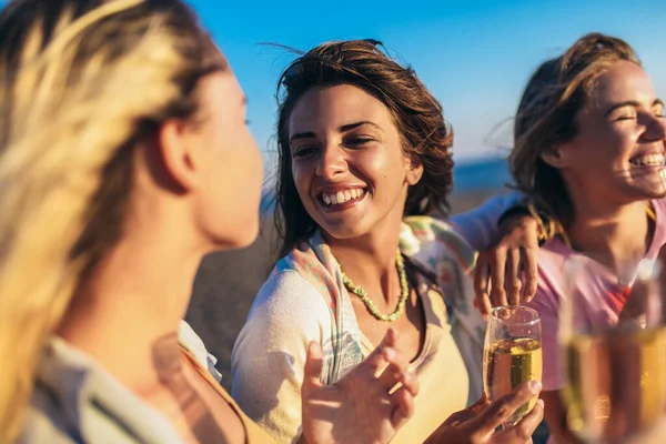 Gelukkig Jonge Vrouwen Drinken Champagne Vrijgezellenfeest Het Strand — Stockfoto