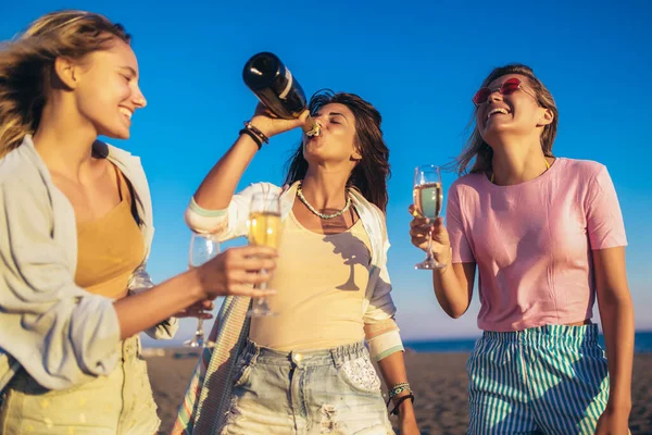Счастливые Молодые Женщины Пьют Шампанское Девичнике Пляже — стоковое фото