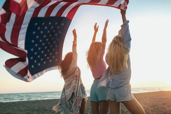 Junge Freundinnen Mit Amerikanischer Flagge Strand — Stockfoto
