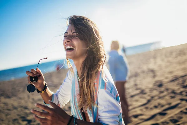 快乐的年轻女子在海滩上与她的朋友为背景 一群在海滩派对上玩得开心的朋友 — 图库照片