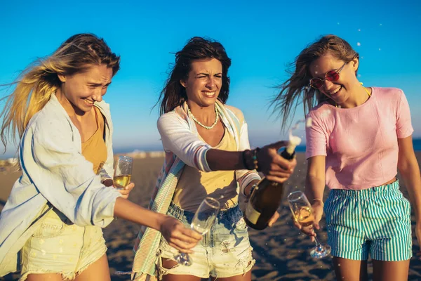 Jóvenes Felices Bebiendo Champán Despedida Soltera Playa — Foto de Stock