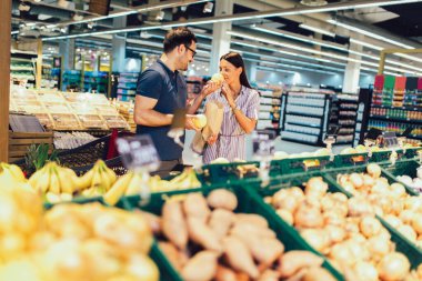 Marketten ya da süpermarketten meyve alan mutlu çift 