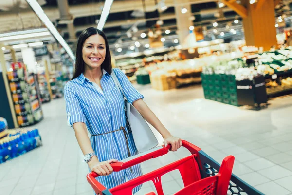 Giovane Donna Shopping Nel Supermercato Spingendo Carrello Sorridente — Foto Stock