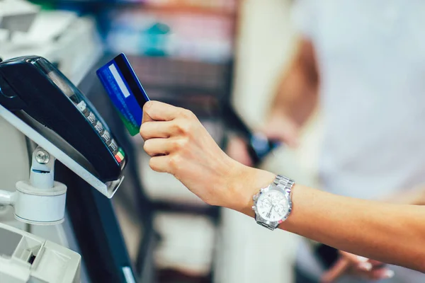 Hand Van Klant Betalen Met Contactloze Creditcard Met Nfc Technologie — Stockfoto