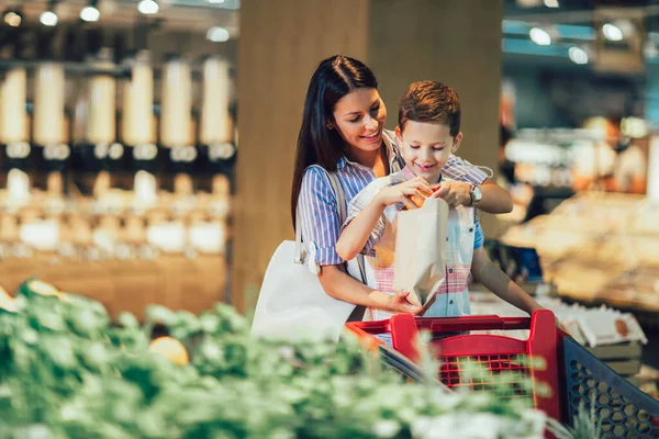 Madre Hijo Comprando Fruta Tienda Comestibles Supermercado Compras Comida Venta — Foto de Stock