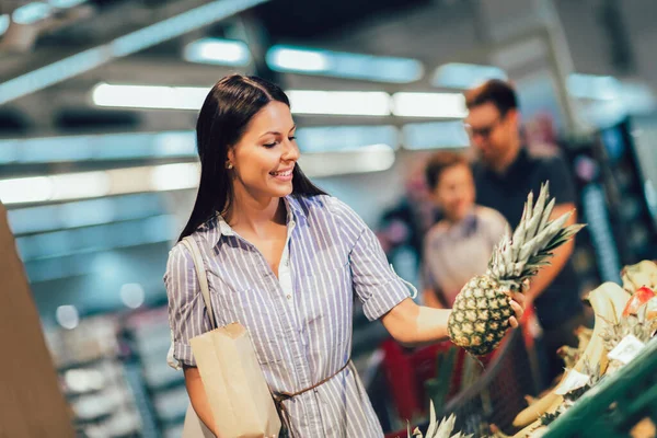 Mujer Feliz Tienda Comestibles Supermercado — Foto de Stock