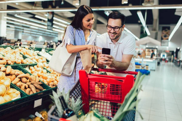 Happy Couple Buying Vegetables Grocery Store Supermarket Shopping Food Sale — Stock Photo, Image