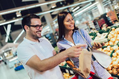 Marketten veya süpermarketten sebze alan mutlu çift - alışveriş, gıda, satış, tüketim
