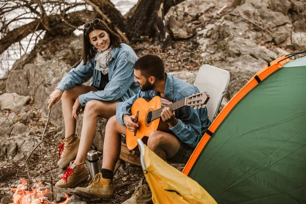 Romantisches Paar Lagerfeuer Schönes Verliebtes Paar Genießt Auf Campingplatz — Stockfoto