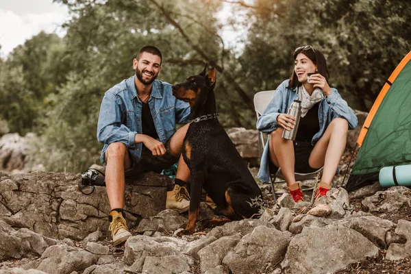 Homem Mulher Seu Doberman Sentado Cadeiras Fora Tenda Tomando Café — Fotografia de Stock